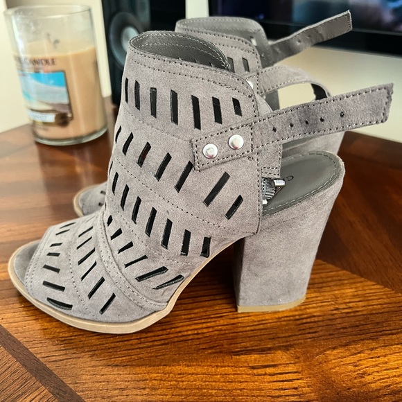 Christian Siriano heels size 6 taupe - Picture 2 of 8